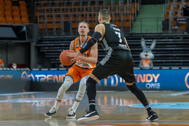 何应对锋线 何应对锋线