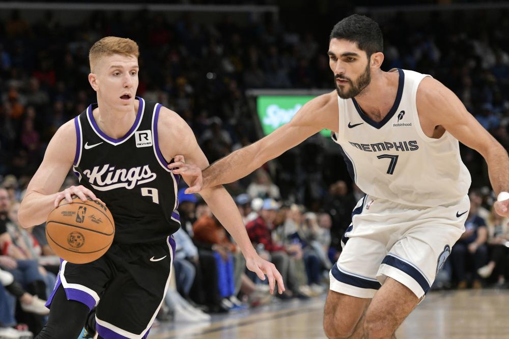 它要求两名 它要求两名